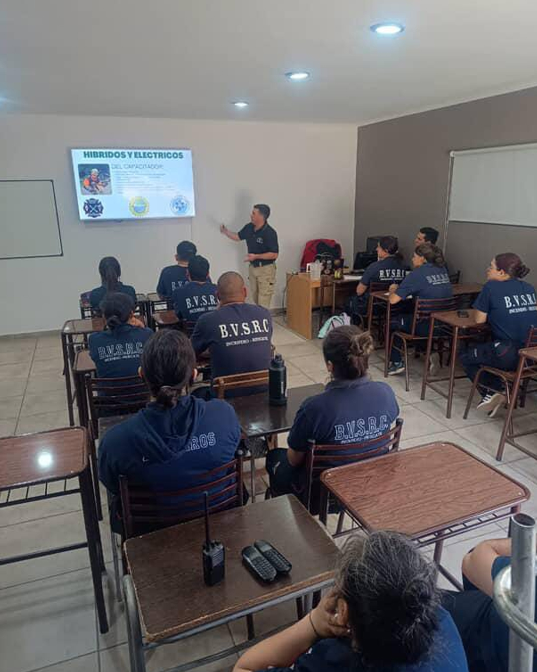 El Depto. de Rescate Vehicular bridó una charla sobre rescate e incendios en vehículos hibridos y eléctricos en Sta Rosa de Calamuchita