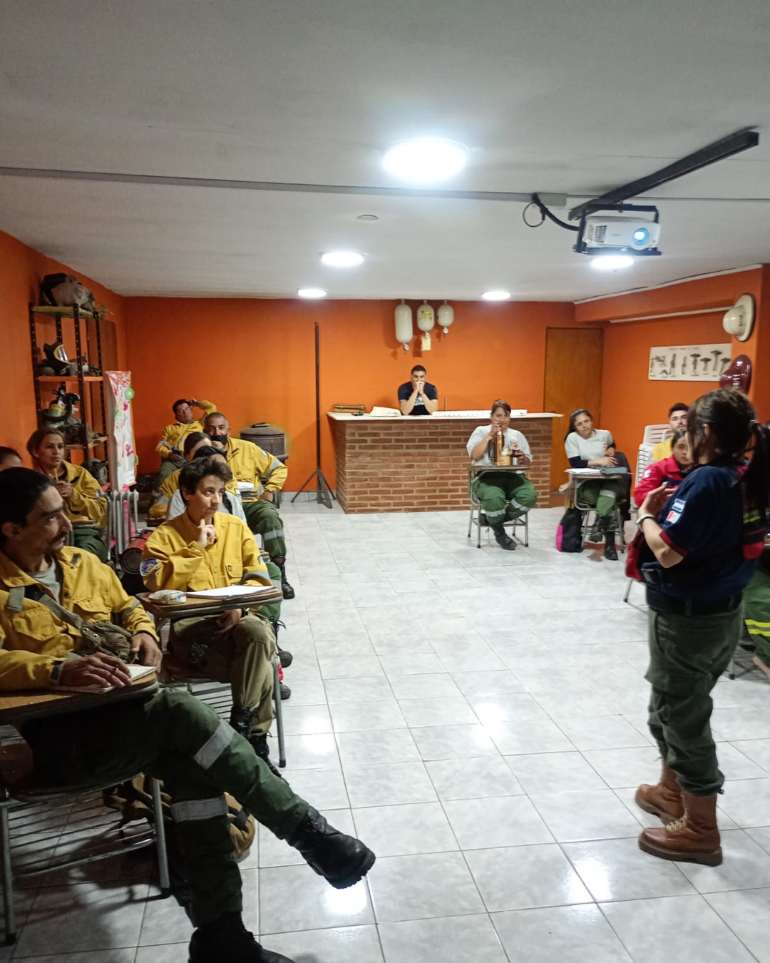 El Depto de Psicología en la Emergencia realizó el Taller "Cuidado del Bombero" en Villa de las Rosas