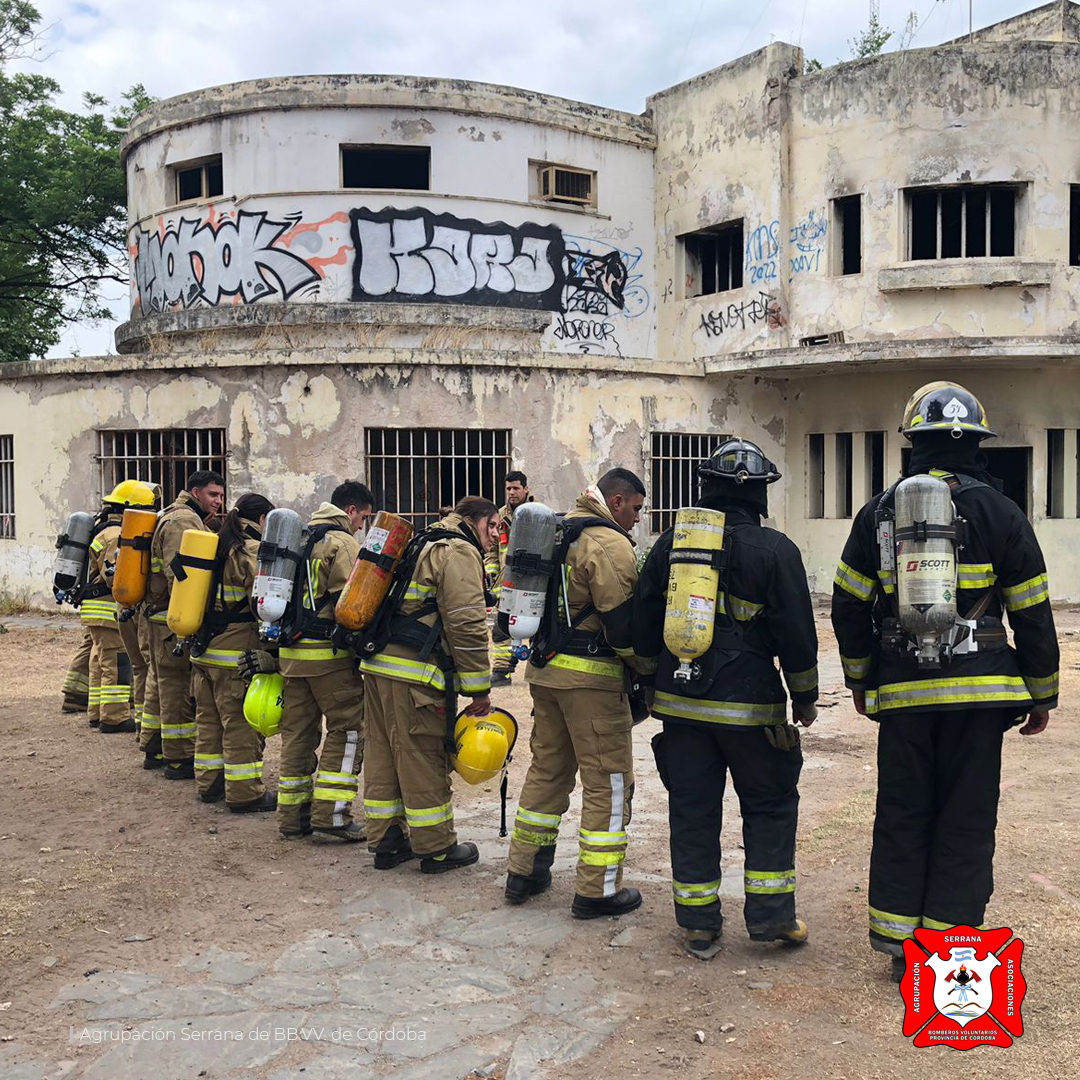 Curso para bomberos nivel II dictado por el Depto. de Incendios Estructurales