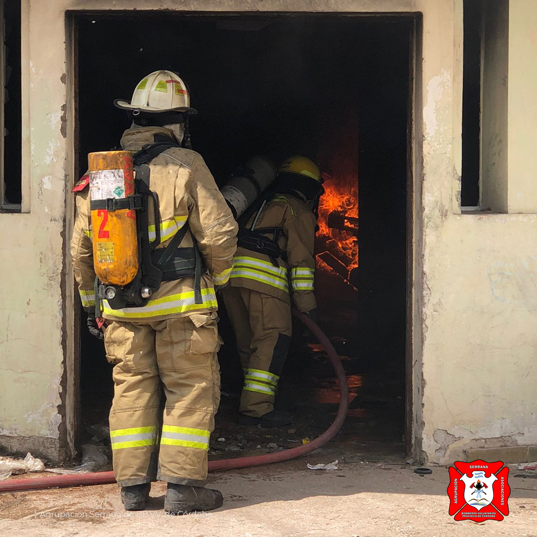 Curso para bomberos nivel II dictado por el Depto. de Incendios Estructurales