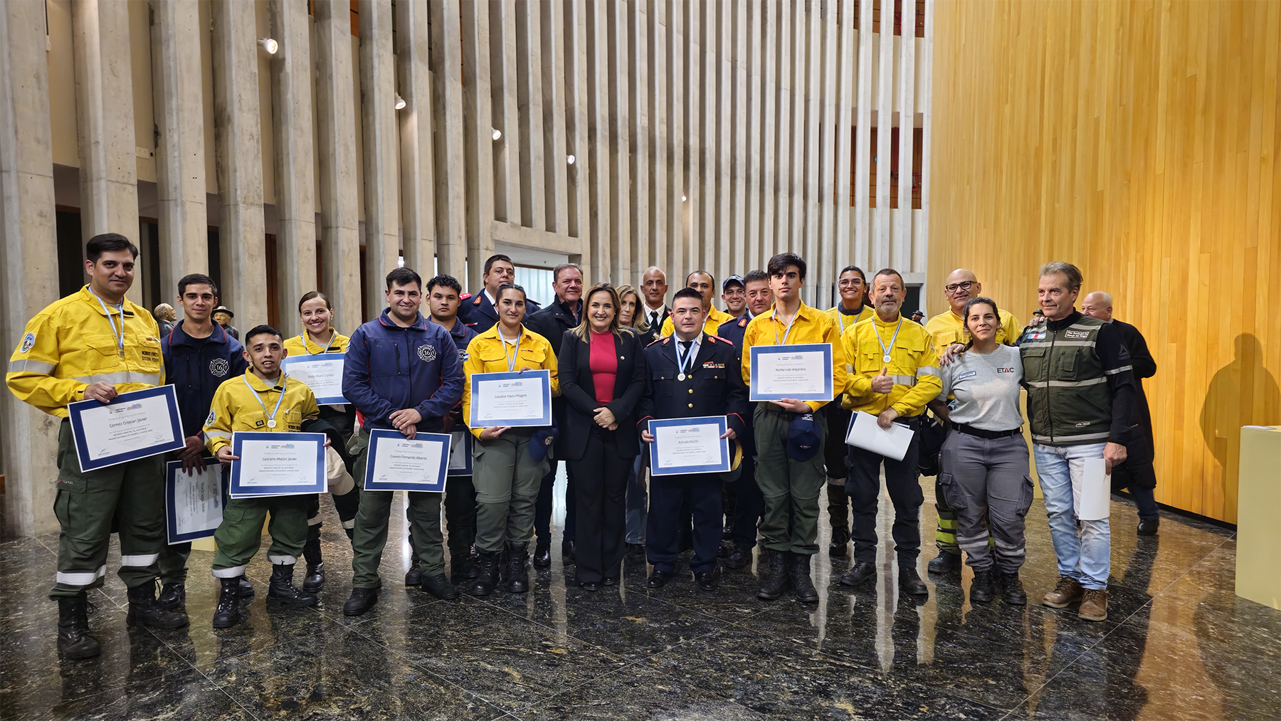 Homenaje a los bomberos voluntarios que combatieron el incendio forestal en el Parque Nacional Los Alerces