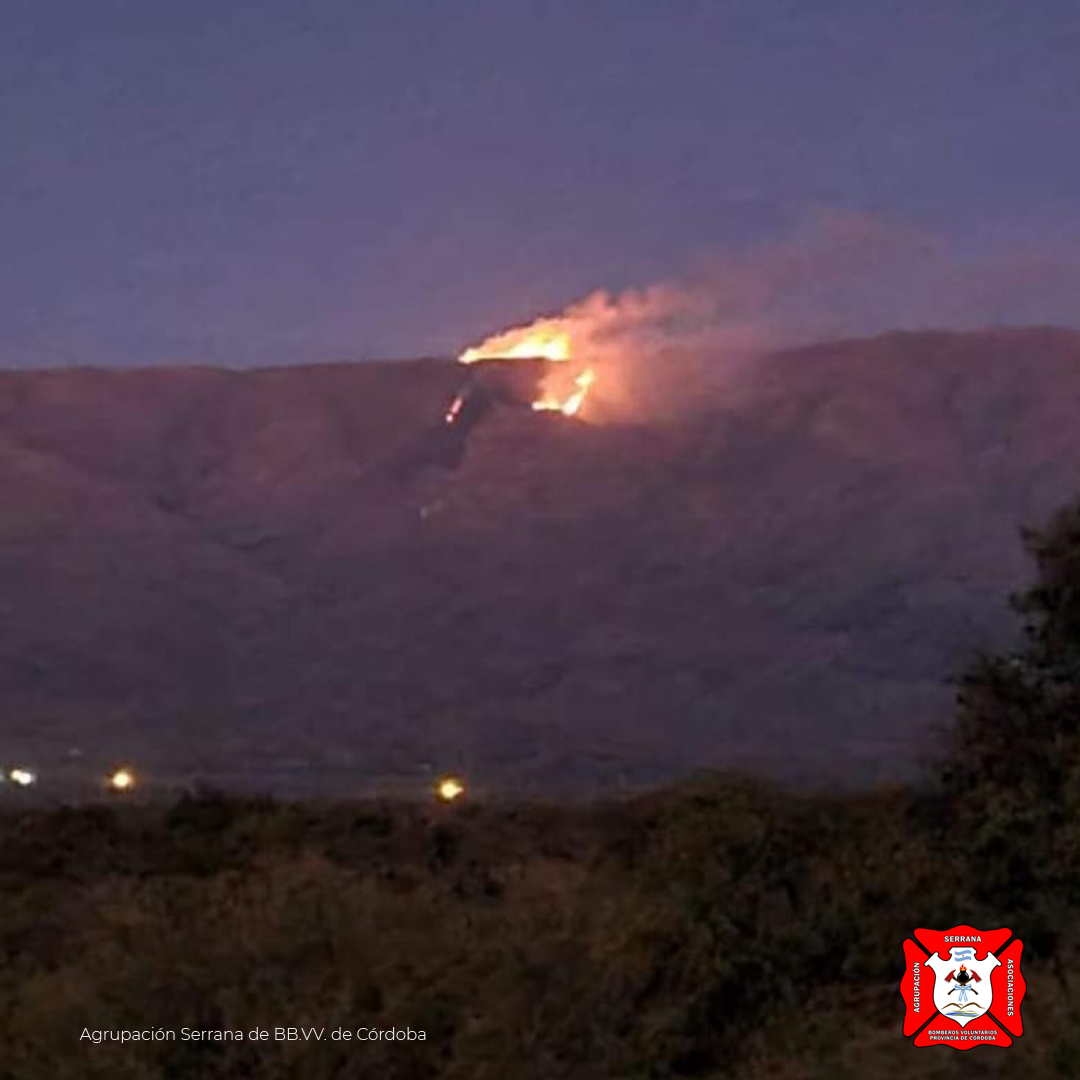 Cuarteles de la Agrupación Serrana combaten el incendio forestal en la zona de San Javier y Yacanto