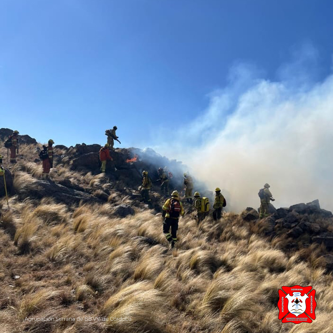 Cuarteles de la Agrupación Serrana combaten el incendio forestal en la zona de San Javier y Yacanto