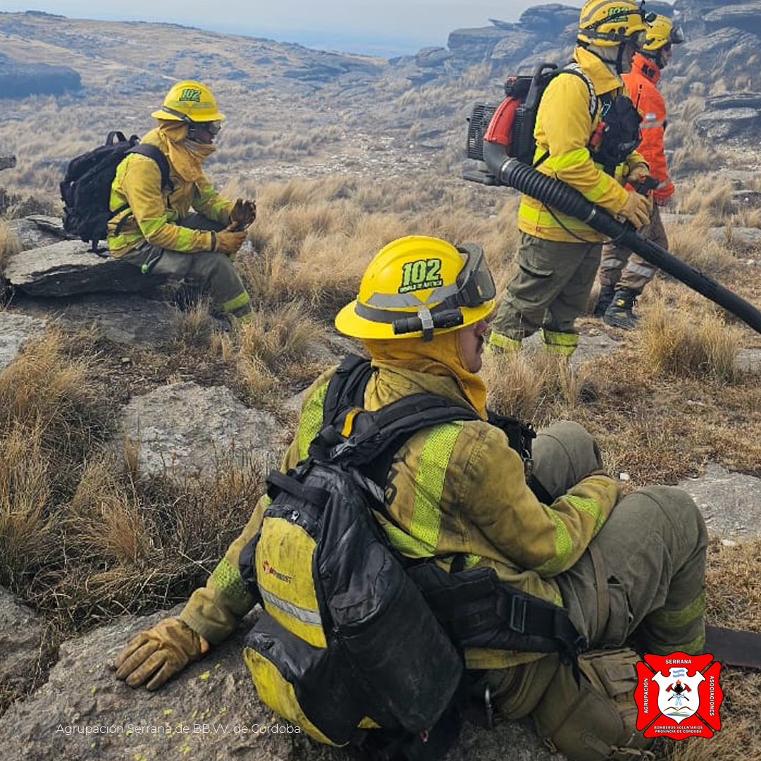 Cuarteles de la Agrupación Serrana combaten el incendio forestal en la zona de San Javier y Yacanto